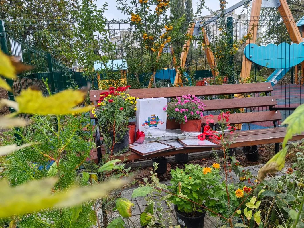 Красота двора рождается из заботы и стараний людей! Красота двора рождается из заботы и стараний людей!